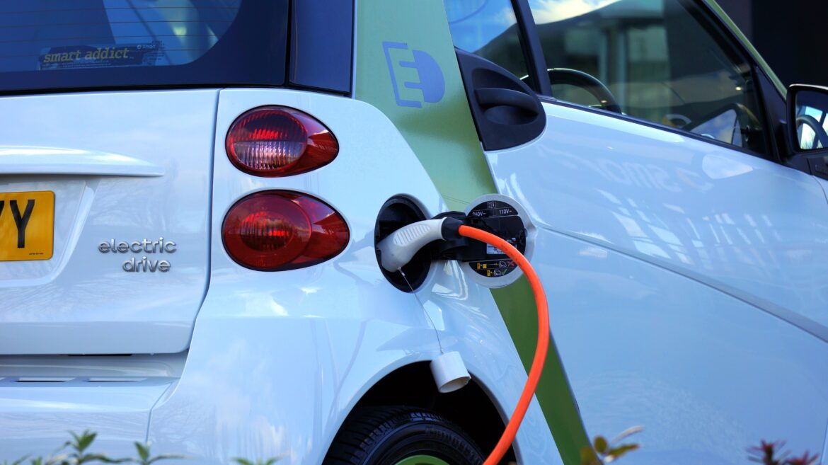 What are the benefits of an electric vehicle?